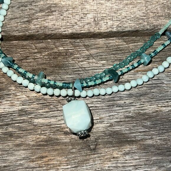 Beautiful 18” assorted Greens 3 Strand beaded necklace with accent stone- NWT - Picture 5 of 7